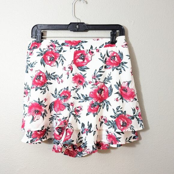 Charlotte Russe High rise Floral Ruffled Short - Picture 1 of 4